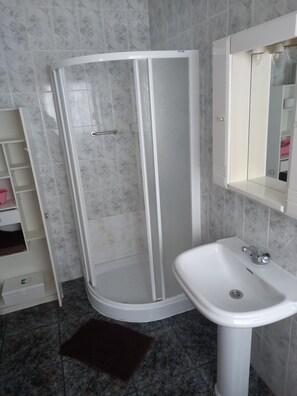 Regadera, secadora de cabello, toallas 