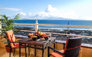 Outdoor dining - Vacation Apartment 'Ocean Breeze' with Sea View, Balcony and Wi-Fi (corralejo)