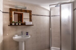 Suihku, hiustenkuivaaja, pyyhkeet, saippua