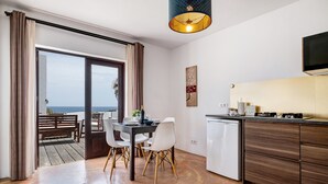 Et moderne køkken med spiseplads, udsigt udad og en loftlampe.