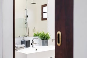 Dusche, Haartrockner, Handtücher
