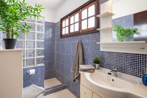 Douche, sèche-cheveux, serviettes fournies