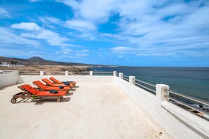 Terrace/patio - Holiday Villa 'Playa Marina Eco Beach' with Sea Views, Shared Pool and Wi-Fi (Arrieta)