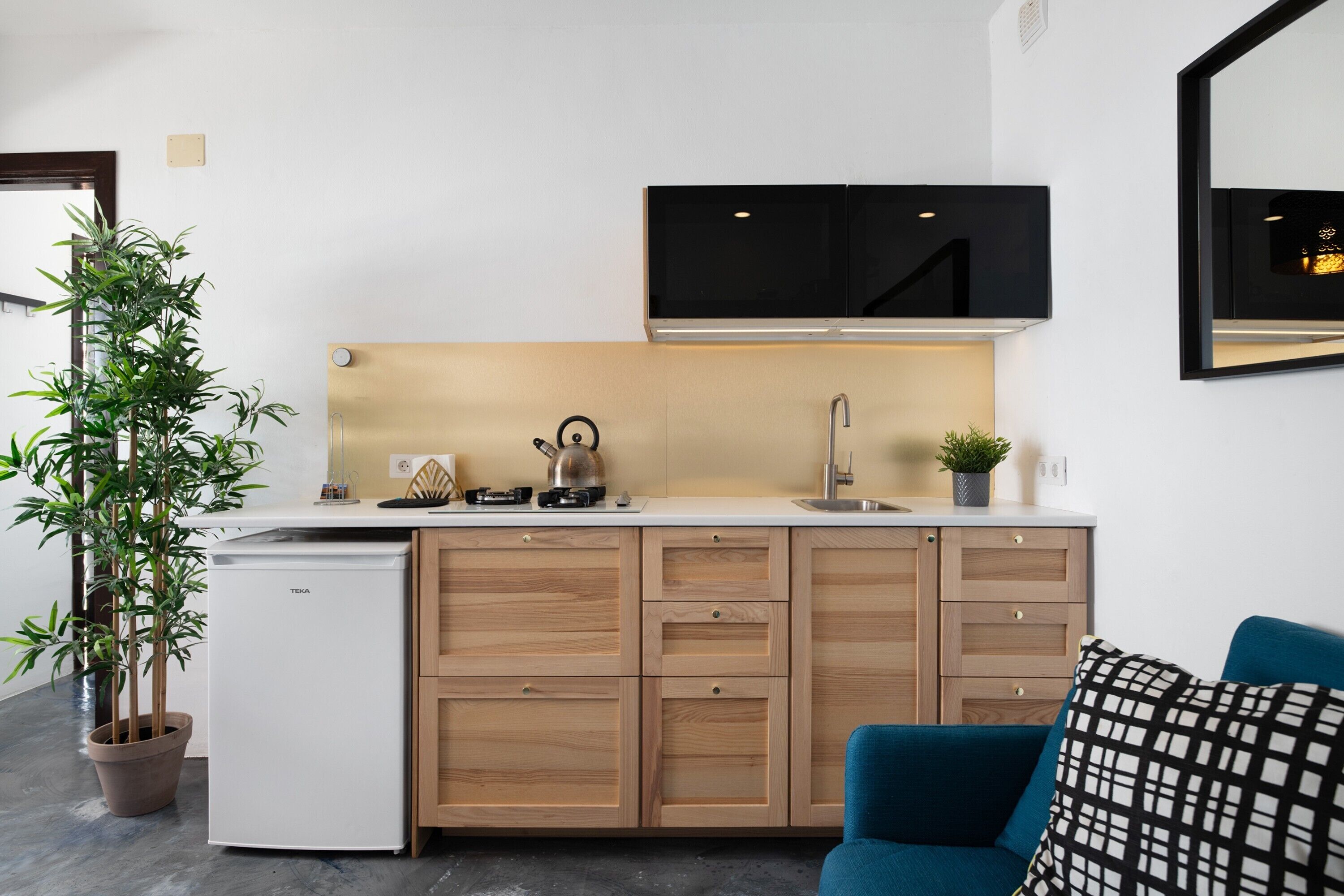 Kühlschrank, Herdplatte, Wasserkocher mit Kaffee-/Teezubehör