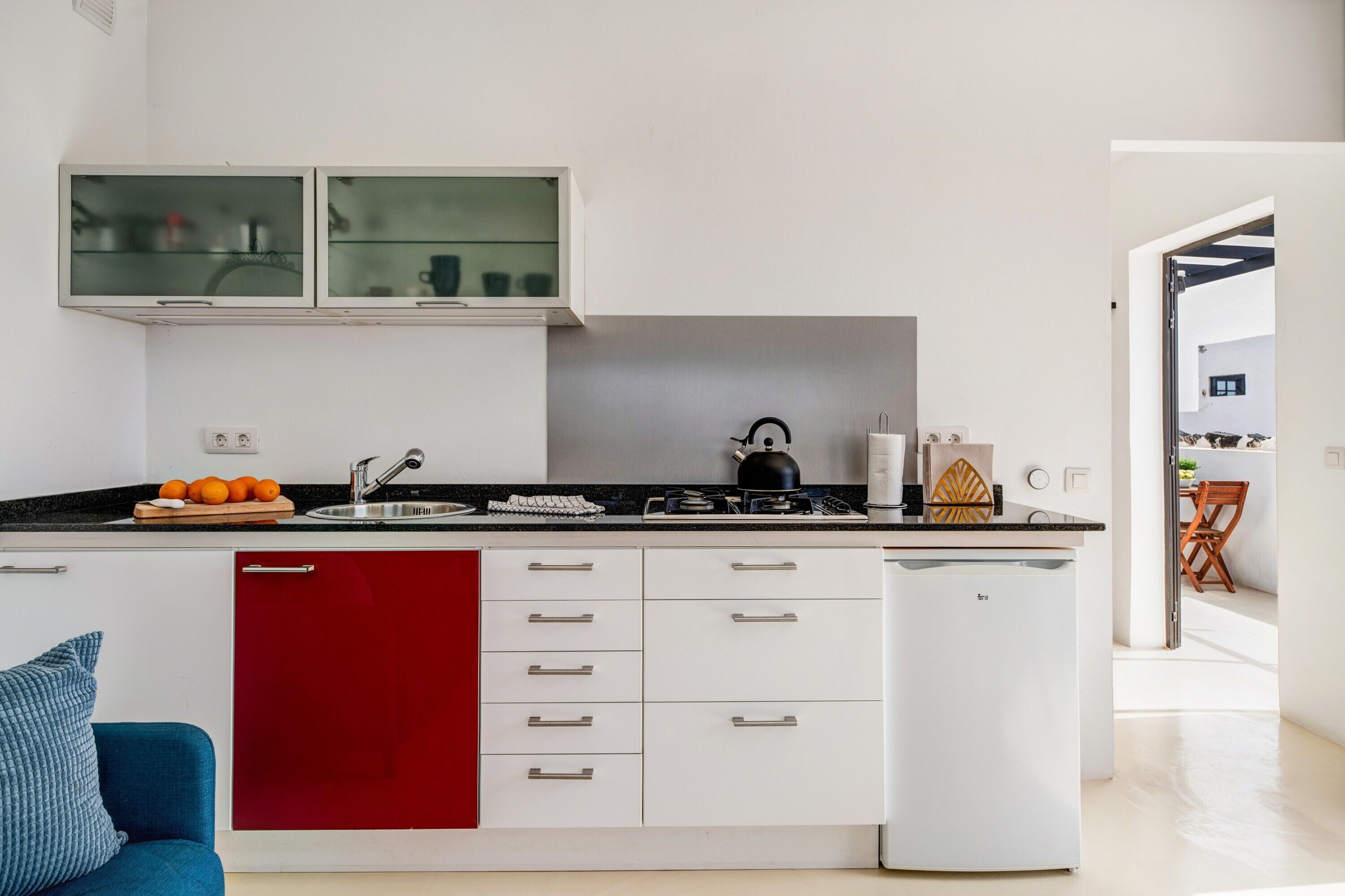 Frigorífico, placa de cocina, cafetera o tetera y trona infantil