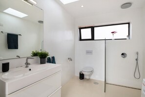 Suihku, hiustenkuivaaja, pyyhkeet