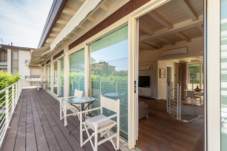 Ristorazione all'aperto. Appartamento 'Bacco' con vista mare, terrazza e Wi-Fi