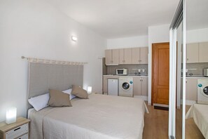 1 habitación, tabla de planchar con plancha, wifi gratis y ropa de cama 