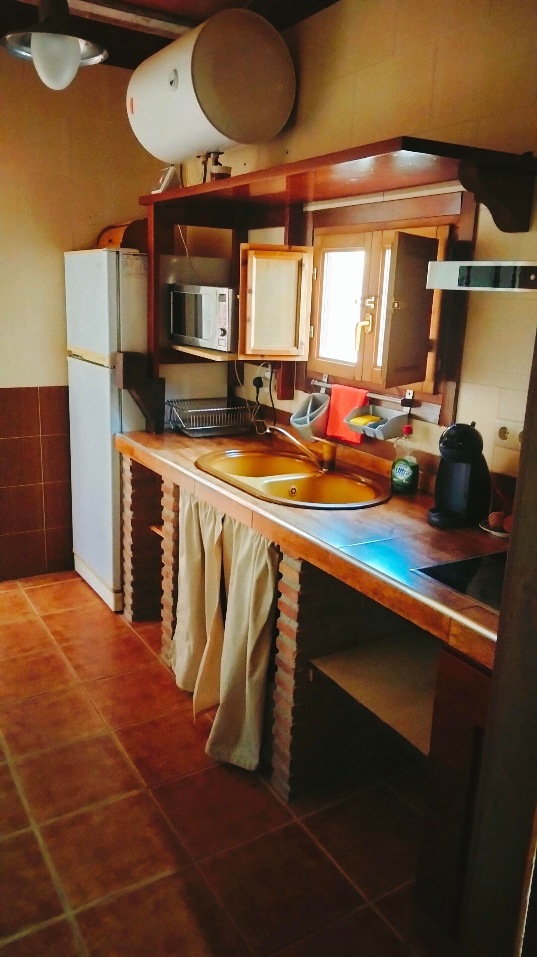 Frigorífico, microondas, placa de cocina y cafetera o tetera