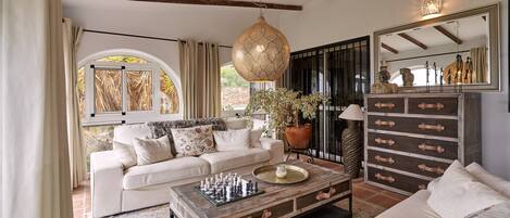 TV, caminetto, lettore DVD, impianto stereo