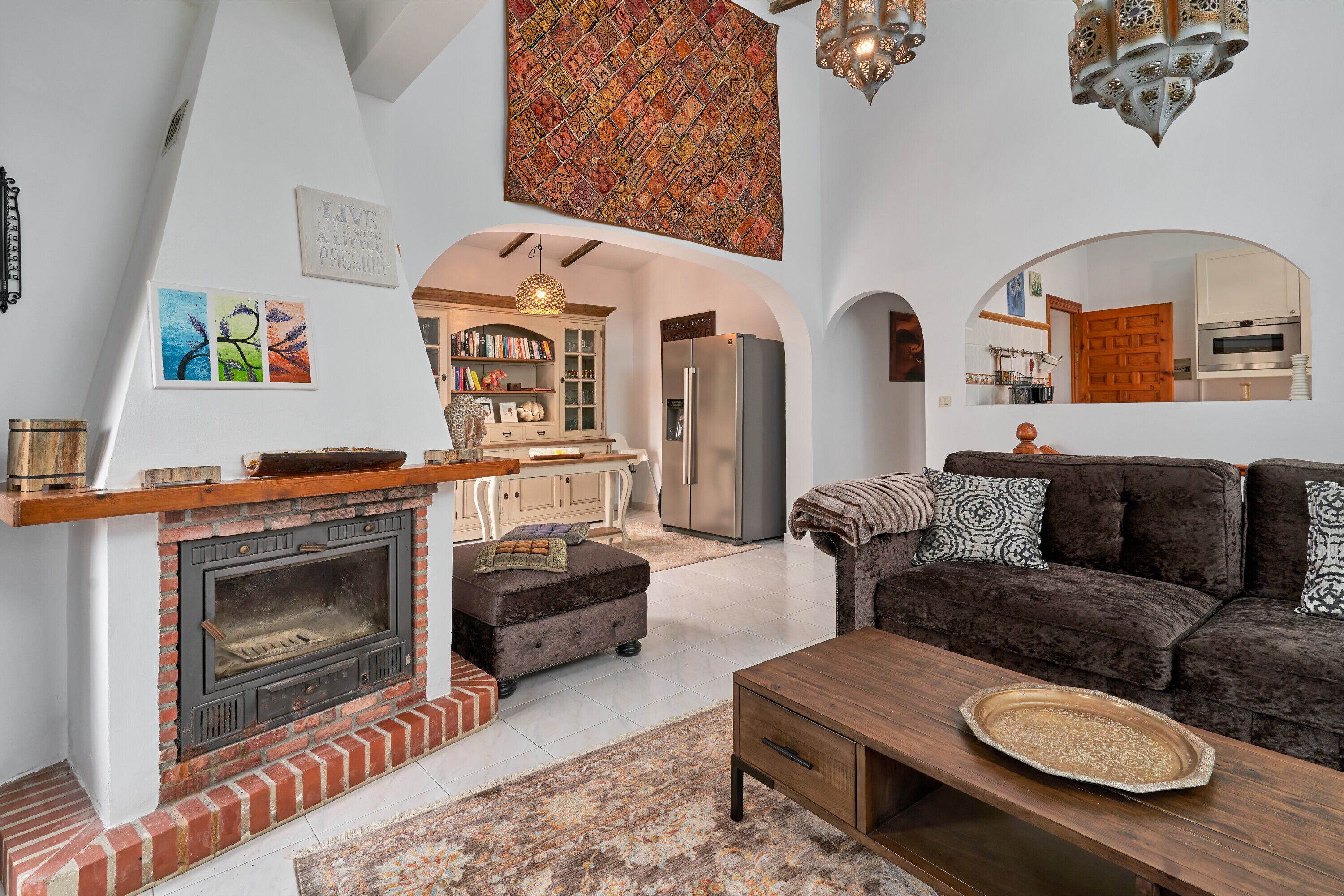 Televisie, een open haard, een dvd-speler en een stereo