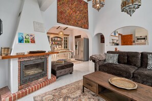 TV, caminetto, lettore DVD, impianto stereo