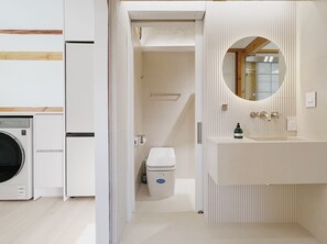 Baignoire, sĂšche-cheveux, bidet, serviettes fournies