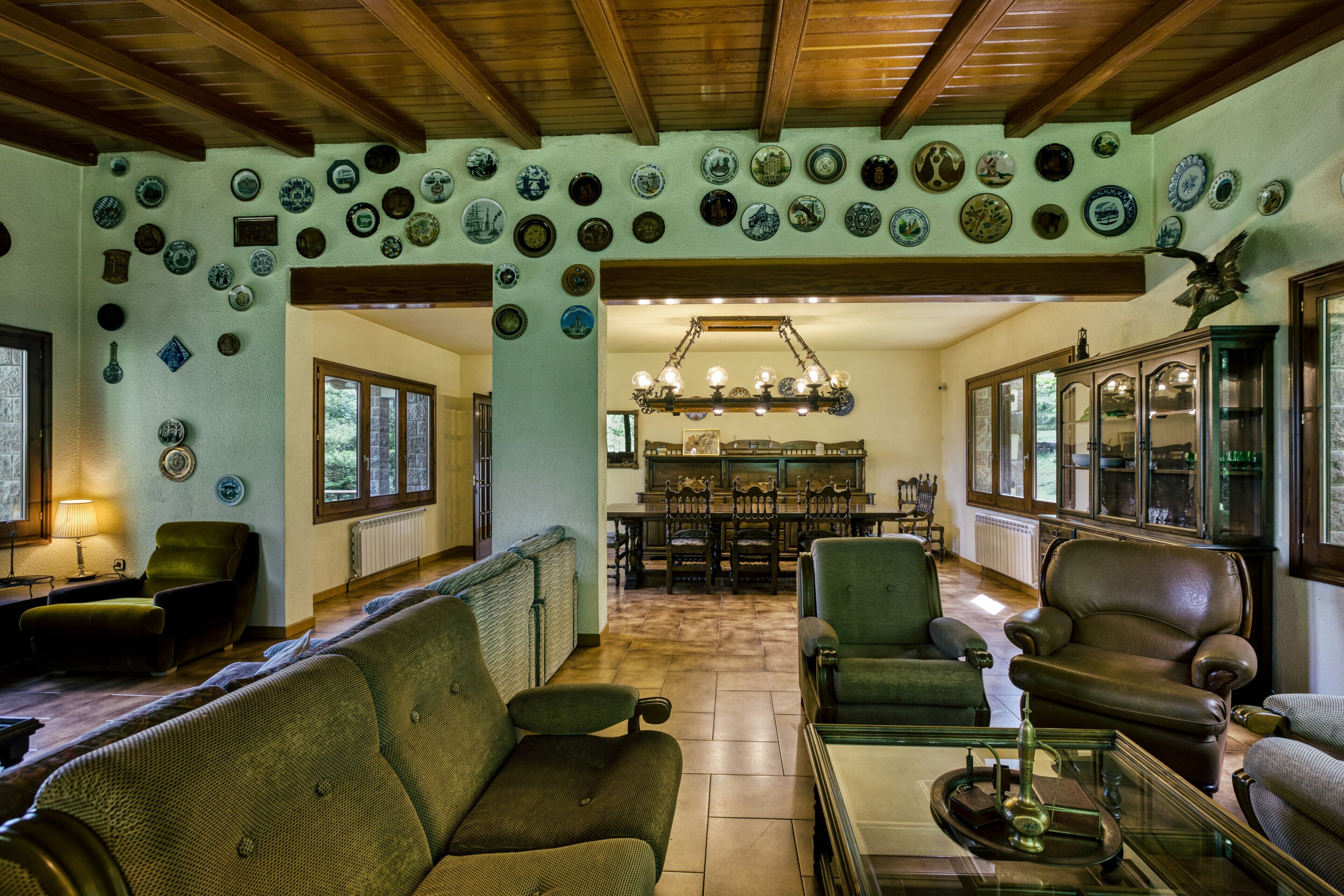 Televisio, takka, pöytätennispöytä