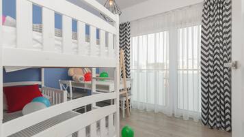 2 室のベッドルーム、デスク、アイロン / アイロン台、WiFi