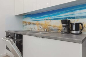 Een koelkast, een oven, een kookplaat, een vaatwasser