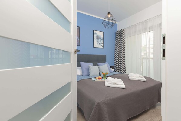 2 bedrooms, desk, iron/ironing board, WiFi