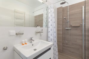 Badewanne, Haartrockner, Handtücher, Shampoo