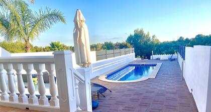 Beautiful Modern 4-bed PRIVATE POOL 10mins to Beach. Great panoramic views.