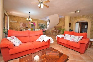 Tv och ett bordtennisbord