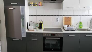 Geladeira, micro-ondas, fogĂŁo, cooktop