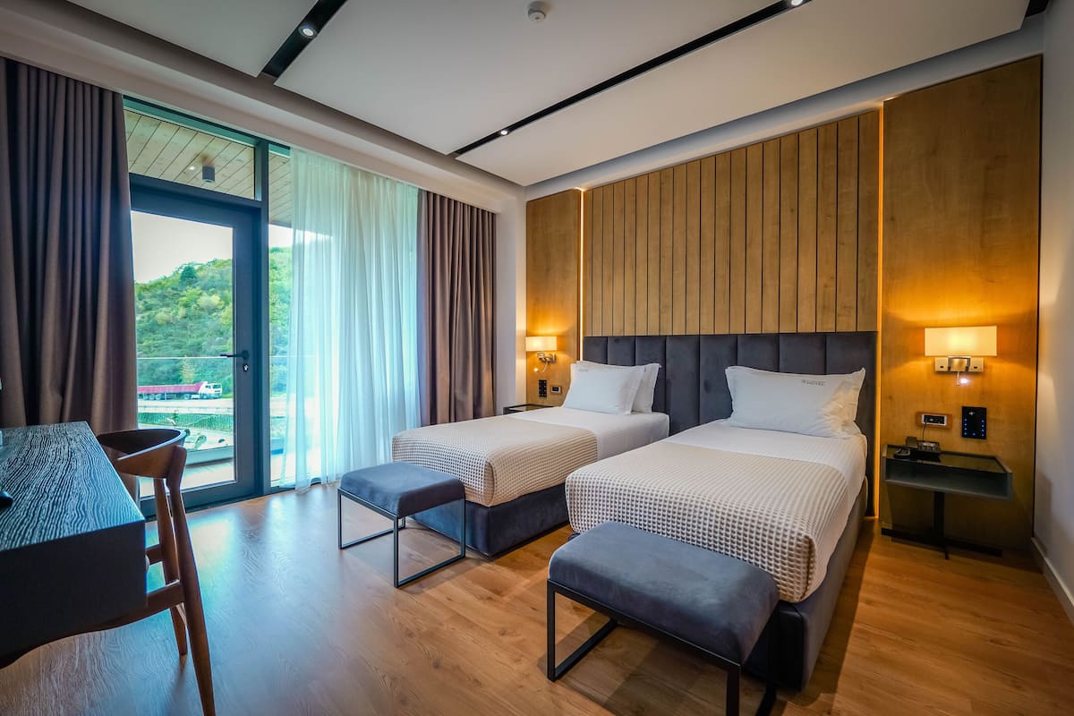 Habitación Deluxe con 2 camas individuales | 1 dormitorio, escritorio, sistema de insonorización y wifi gratis