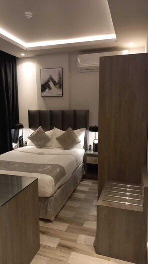 Habitación clásica, 1 cama King size | Minibar y caja de seguridad en la habitación