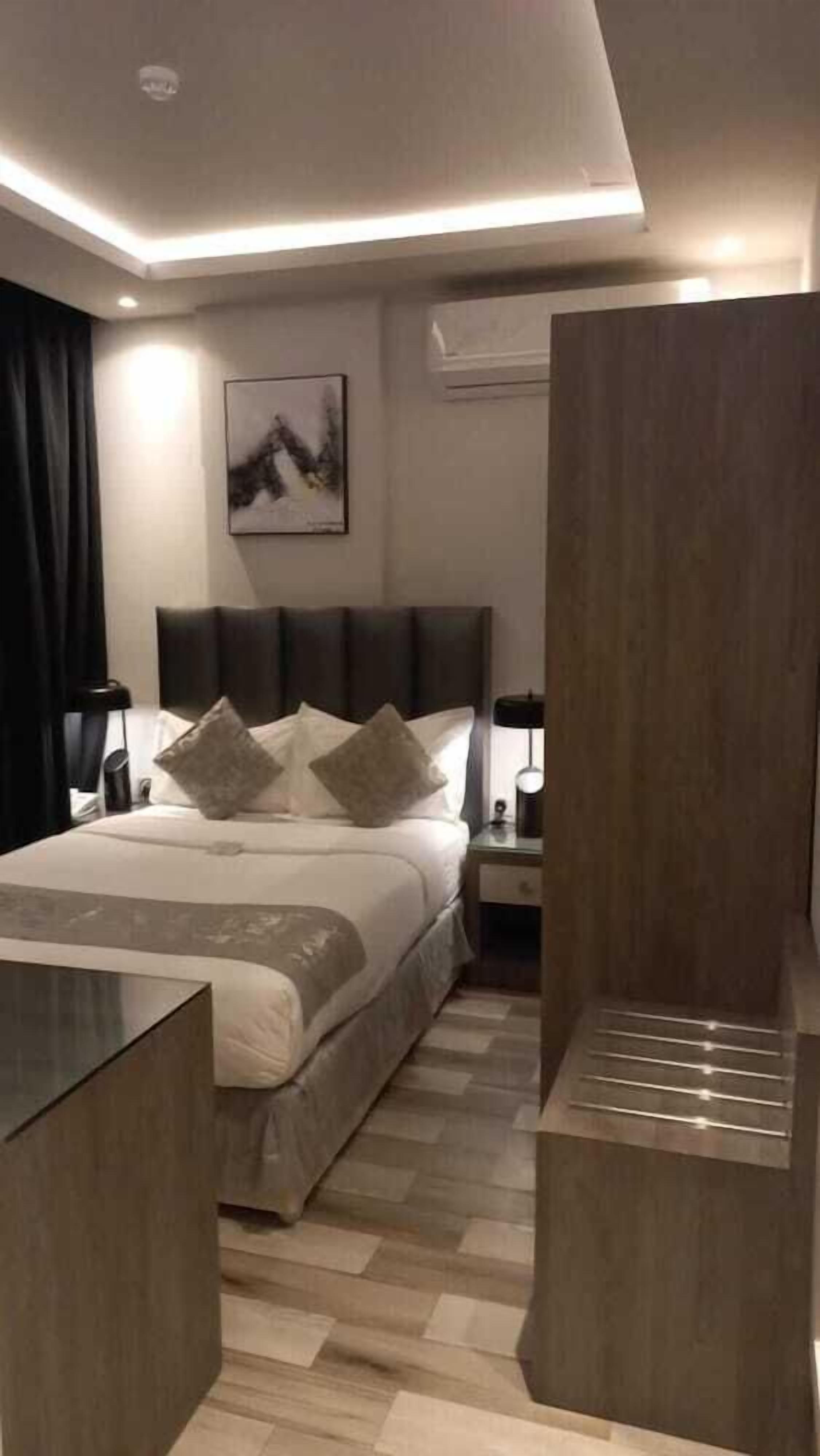 Minibar, in-room safe, laptop workspace, blackout curtains