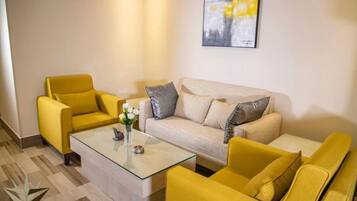 Phòng Suite Junior, 1 giường cỡ king | Khu phòng khách | Smart TV 42-inch có truyền hình cáp