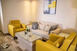 Junior-Suite, 1 King-Bett | Wohnbereich | 42-Zoll-Smart-TV mit Kabelempfang