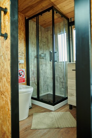 Suihku, pyyhkeet, saippua, sampoo