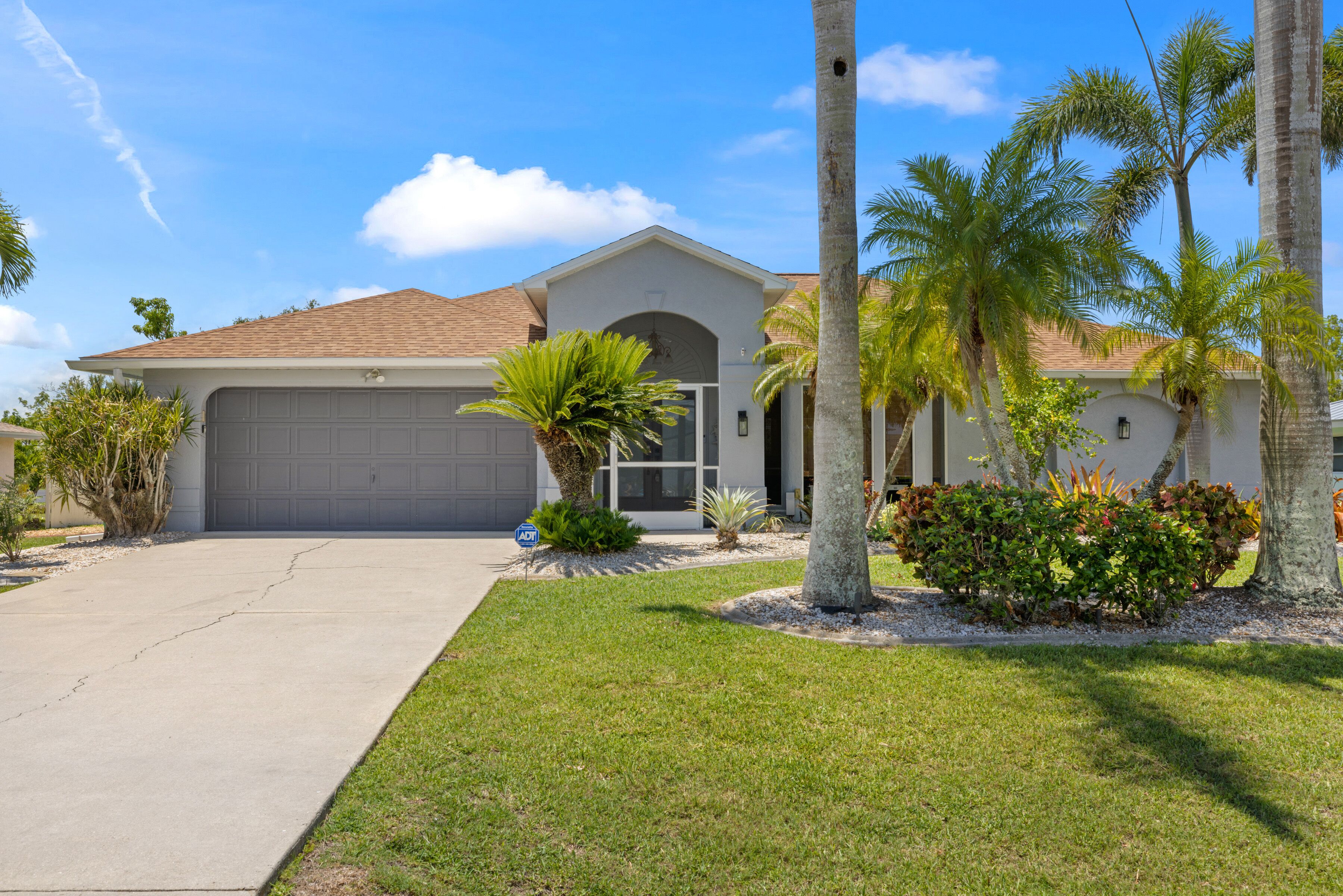 Marina and restaurants within walking distance