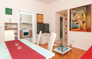 Dining - 2 BDR apt, hot tub, private playground, grill, 5 min from the beach (Split)
