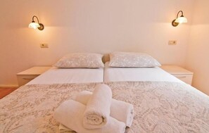 2 bedrooms, iron/ironing board, free WiFi, bed sheets - 2 BDR apt, hot tub, private playground, grill, 5 min from the beach (Split)