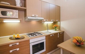 Fridge, microwave, oven, stovetop - 2 BDR apt, hot tub, private playground, grill, 5 min from the beach (Split)