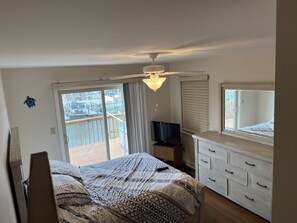 4 bedrooms, free WiFi - Water front Canal house south end topsail island boatswimdock and beach access (Topsail Beach)