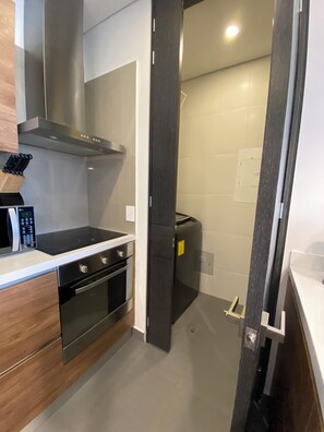 Kühlschrank, Mikrowelle, Ofen, Wasserkocher mit Kaffee-/Teezubehör