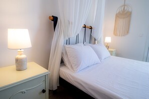 4 bedrooms, iron/ironing board, free WiFi, bed sheets