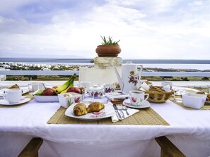 Outdoor dining - Family house with spectacular sea view 10 min from the beach (Paros, Aspro Chorio)