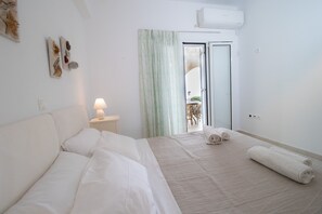 4 bedrooms, desk, iron/ironing board, travel cot