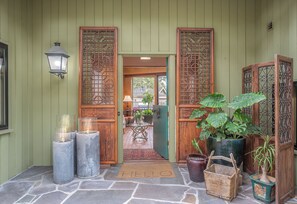 Unclassified image, 4 of 38, button