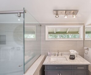 Combined shower/tub, hair dryer, towels