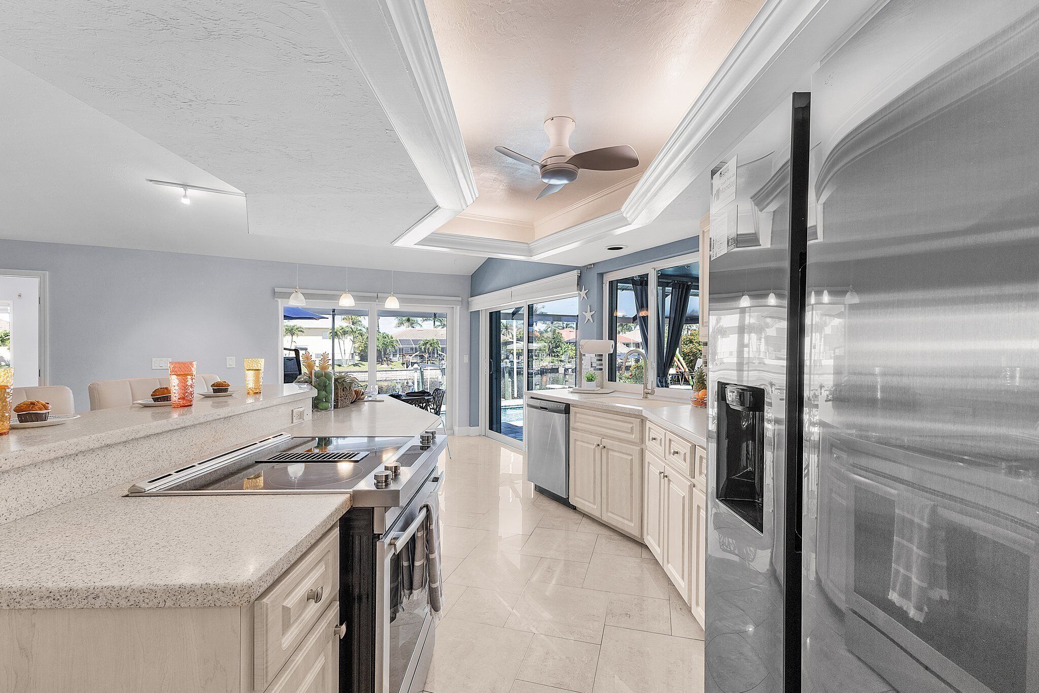 ثلاجة، ميكروويف، فرن، موقد طهي مسطح