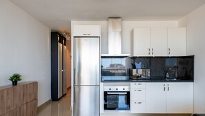 Fridge, oven, stovetop, coffee/tea maker