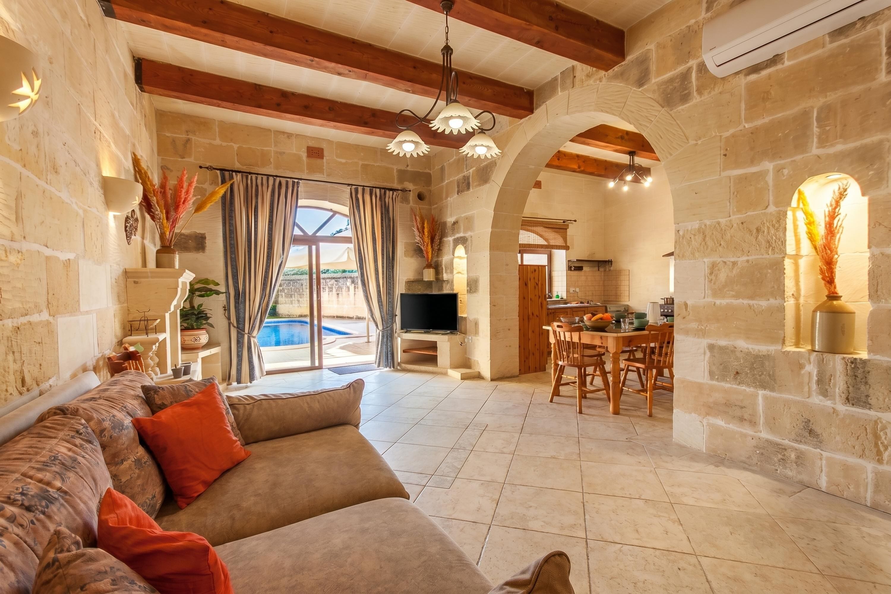 Family House, Multiple Bedrooms, Refrigerator & Microwave (Centre Island Gozitan Farmhouse &) | Ruang tamu | 21 inci sebuah televisyen pintar dengan kabel, TV 