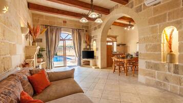 Family House, Multiple Bedrooms, Refrigerator & Microwave (Centre Island Gozitan Farmhouse &) | Ruang tamu | 21 inci sebuah televisyen pintar dengan kabel, TV