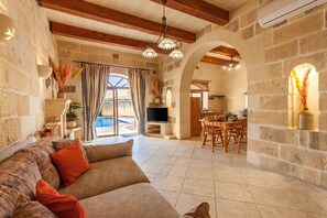 Living area - Centre Island Gozitan Farmhouse & Pool (Kercem)