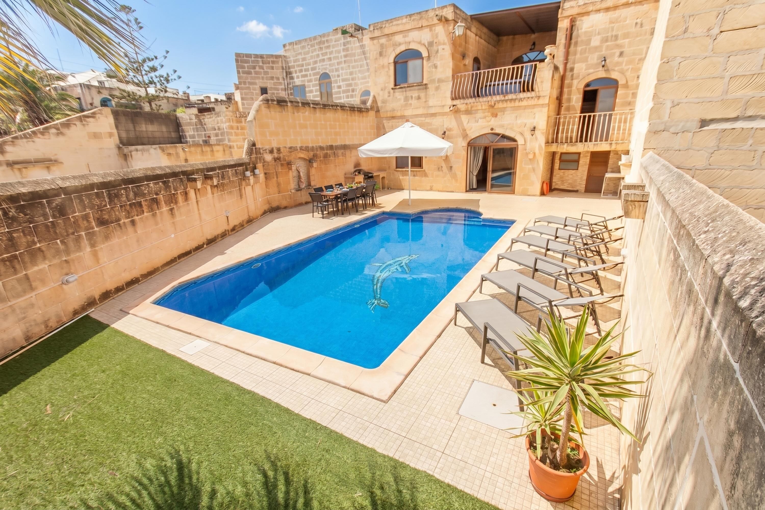 Family House, Multiple Bedrooms, Refrigerator & Microwave (Centre Island Gozitan Farmhouse &) | Kolam renang | Kolam renang terbuka 