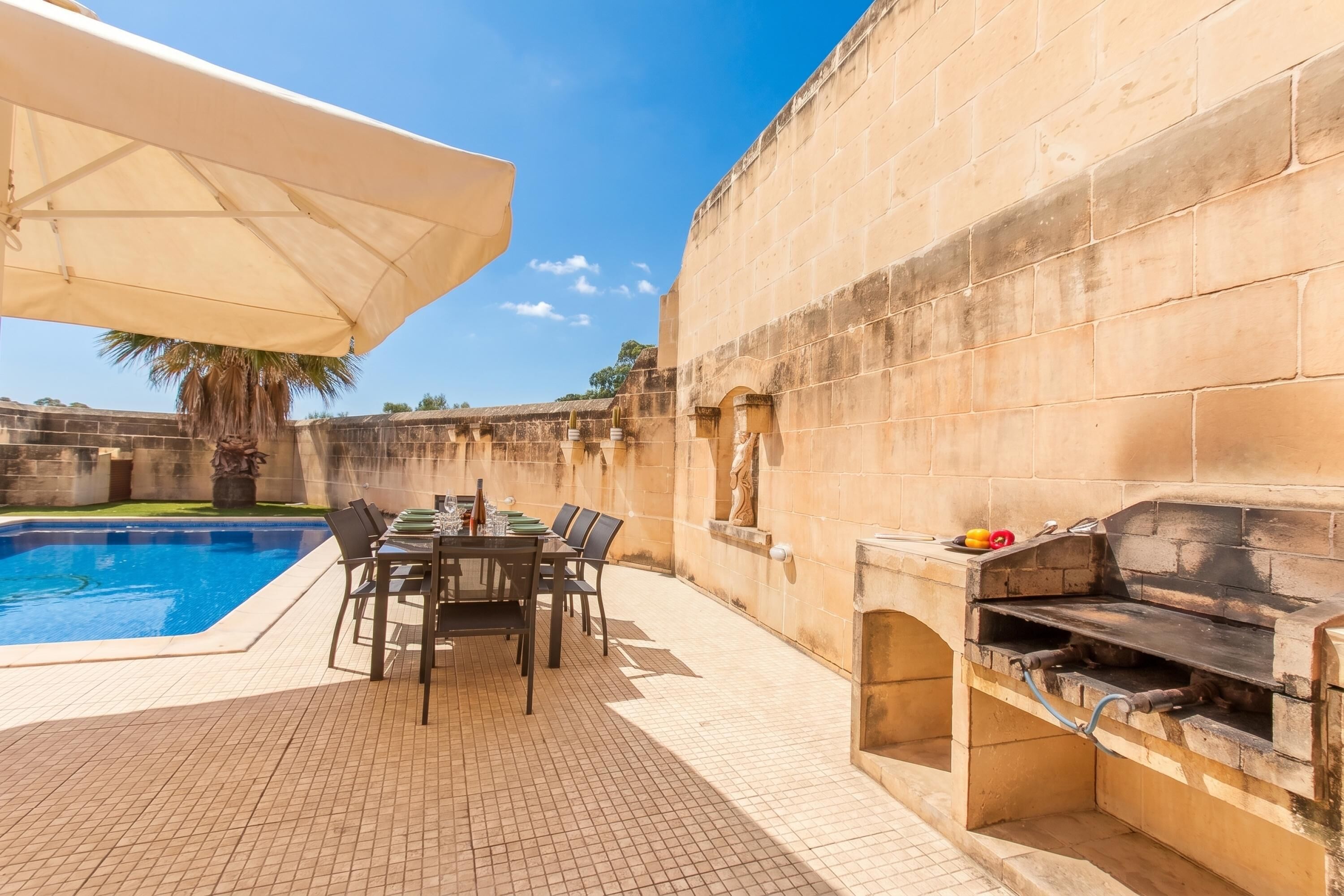 Family House, Multiple Bedrooms, Refrigerator & Microwave (Centre Island Gozitan Farmhouse &) | Pool