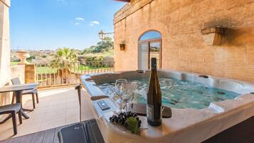 Family House, Multiple Bedrooms, Refrigerator & Microwave (Centre Island Gozitan Farmhouse &) | Tab spa terbuka